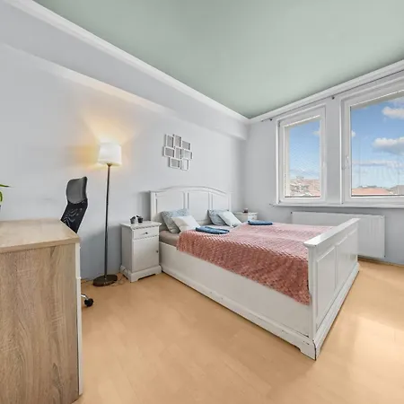 Big 4-room Spacious Apartment Pressburg